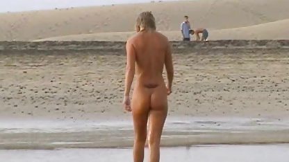Maske içinde sexi türk filmleri dans eden, sarışın bir soyun ve vücudun esnekliğini gösterdi