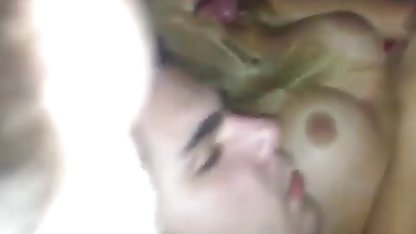 Esmer sağlıklı bir horoz yüksek sesle gizli seks filimleri inliyor