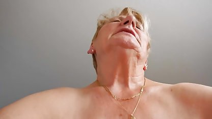 Altı güzellikleri havuz başında alem en yeni seks filmleri yuvarlandı