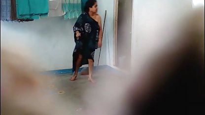 Külotsuz bir kız bir su birikintisi yapmak için bir oya aydoğan sex filmi yola oturdu