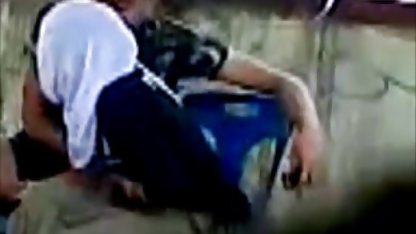 Adam bir uyku sansürsüz seks filimleri ilacı esmer sarhoş ve onun deliklerinden faydalandı