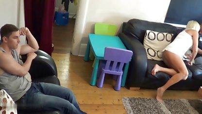 Sevgili kesilmiş kedi filimlerseks okşadı