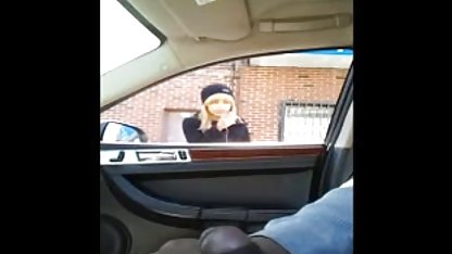 Kız arkadaşını masanın üzerine seks filimleri izlemek koydu ve agresif bir kedi becerdin