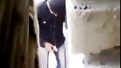 Kaltaklar birbirlerine yumruk ve siyah bir sekis fili adam vermek