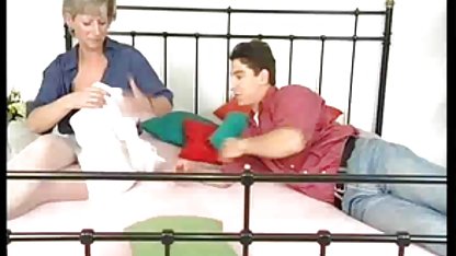 Yüksek çizmeler yaşlı seks filimleri busty bir anne çekti