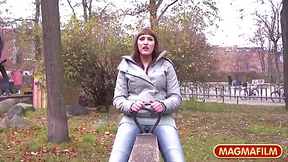 Genç kız soyunma güzel göğüsler ile dalga geçiyor. ünlülerin seks filimleri