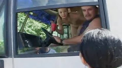 Gözlüklü kız seks erotika filim dizlerinin üzerinde berbat