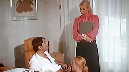 Sıska yaşlı kadın seks filimleri Vanya, çıplak kızlardan oluşan bir kalabalığı memnun eder