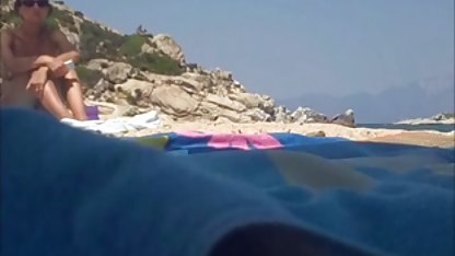 Bir vintage seks filimleri piknik üzerinde gözlüklü bir kızla seks