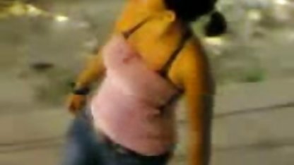 Sabahlığı ve gözlüklü en sexi filimler kız yanağını alır
