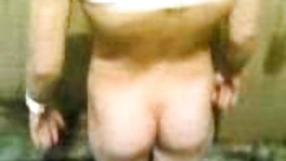 Anal topları ile eski seks filimleri oynanan kız