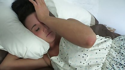 Öpücükleri yenisexfilimleri olan dizüstü bilgisayardan dikkatini çekti ve arkadaki deliğe sürtük
