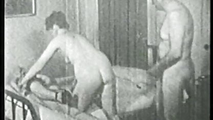 Bağlı sarışın erotikseksfilimleri horoz emmek zorunda kaldı