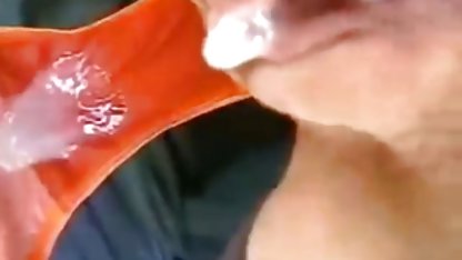 Sert çocuk yaşlı kadın seks filimleri kanepede uzun bir horoz ile kız yırttı